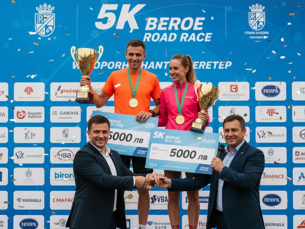 Церемония по награждаване на победителите в 5К Beroe Road Race на почетната стълбичка